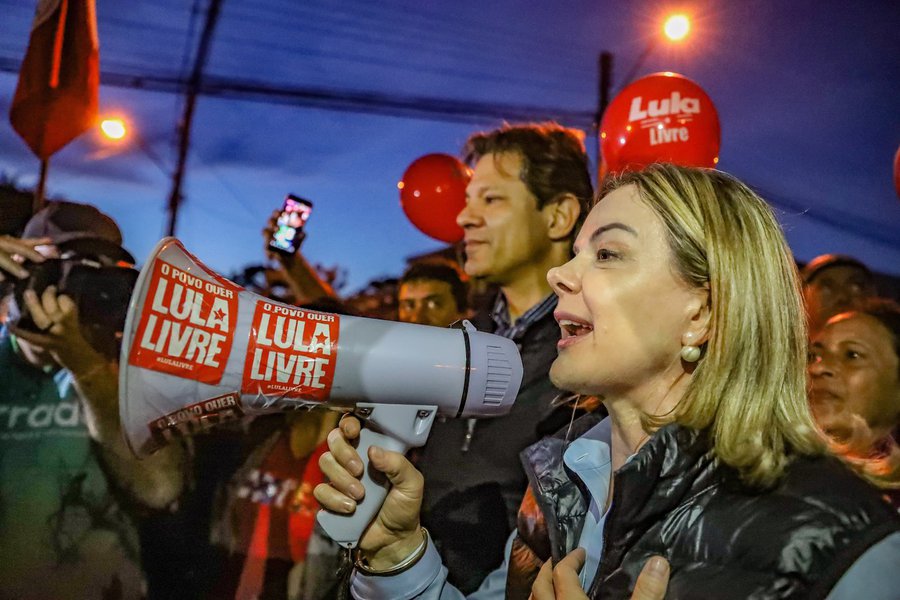 Senadora Gleisi Hoffmann, presidente do PT, e o ex-prefeito Fernando Haddad, coordenador do Plano Lula de governo visitaram o ex-presidente Lula nesta quinta-feira (28) e avisaram: no dia 15 de agosto Lula será registrado candidato à presidência da República; "Só tem duas hipóteses dele não ser candidato. Se provarem que ele cometeu um crime, porque até agora não provaram, e segundo se ele morrer", disse Gleisi; "Fora disso, não tem. Eu vou ser candidato a presidente do Brasil e vou voltar a governar o Brasil, e nós vamos tirar o País da situação em que se encontra", disse Lula, segundo a senadora (Foto: Aquiles Lins) Senadora Gleisi Hoffmann, presidente do PT, e o ex-prefeito Fernando Haddad, coordenador do Plano Lula de governo visitaram o ex-presidente Lula nesta quinta-feira (28) e avisaram: no dia 15 de agosto Lula será registrado candidato à presidência da República; "Só tem duas hipóteses dele não ser candidato. Se provarem que ele cometeu um crime, porque até agora não provaram, e segundo se ele morrer", disse Gleisi; "Fora disso, não tem. Eu vou ser candidato a presidente do Brasil e vou voltar a governar o Brasil, e nós vamos tirar o País da situação em que se encontra", disse Lula, segundo a senadora