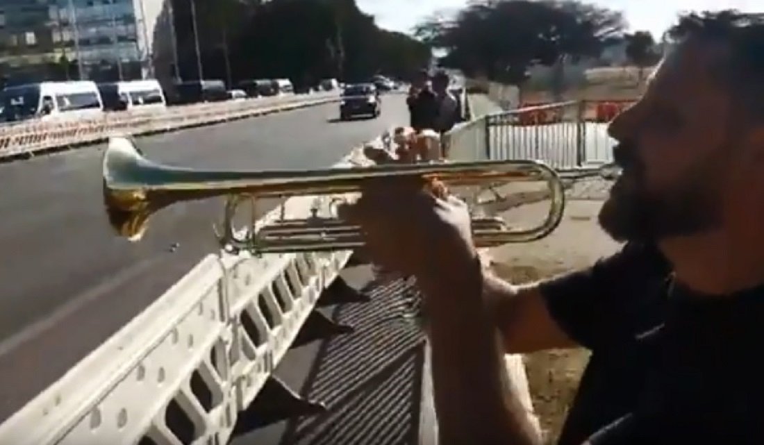 O “Trompetista da Democracia”, Fabiano Leitão, tocou uma “canção de ninar” ao vice-presidente americano Mike Pence em visita ao Brasil; o protesto é contra o isolamento de 51 crianças brasileiras nos EUA: elas foram separadas dos pais em função do endurecimento das leis de imigração do governo de Donald Trump (Foto: Gustavo Conde) O “Trompetista da Democracia”, Fabiano Leitão, tocou uma “canção de ninar” ao vice-presidente americano Mike Pence em visita ao Brasil; o protesto é contra o isolamento de 51 crianças brasileiras nos EUA: elas foram separadas dos pais em função do endurecimento das leis de imigração do governo de Donald Trump