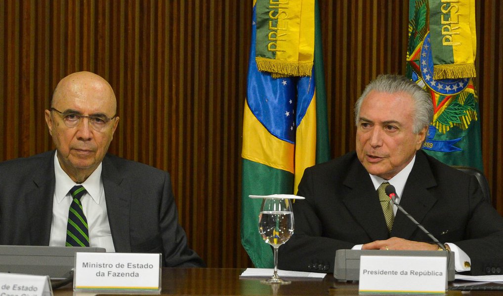 A ideia da equipe econômica golpista é submergir, ou seja, aprofundar a crise com cortes no orçamento público e, essencialmente, em programas sociais. Quem sobreviverá? A sociedade idealizada pelos golpistas é a sociedade da exclusão, da competição sem limites e pudores. É isto que está em forte construção! (Foto: Paulo Daniel) A ideia da equipe econômica golpista é submergir, ou seja, aprofundar a crise com cortes no orçamento público e, essencialmente, em programas sociais. Quem sobreviverá? A sociedade idealizada pelos golpistas é a sociedade da exclusão, da competição sem limites e pudores. É isto que está em forte construção!