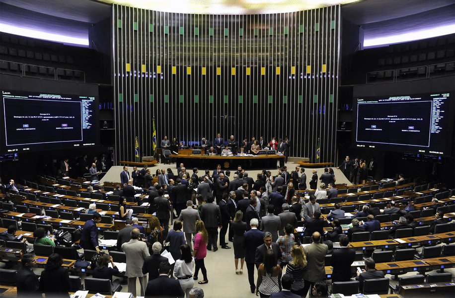 Para resolver tal questão faz-se necessário analisar qual a importância ou qual influência que o poder e a ganância exercem na política, e ao mesmo tempo, verificar como eles se dão e, de que forma, eles afetam as pessoas na esfera política (Foto: Valquer Bicalho) Para resolver tal questão faz-se necessário analisar qual a importância ou qual influência que o poder e a ganância exercem na política, e ao mesmo tempo, verificar como eles se dão e, de que forma, eles afetam as pessoas na esfera política
