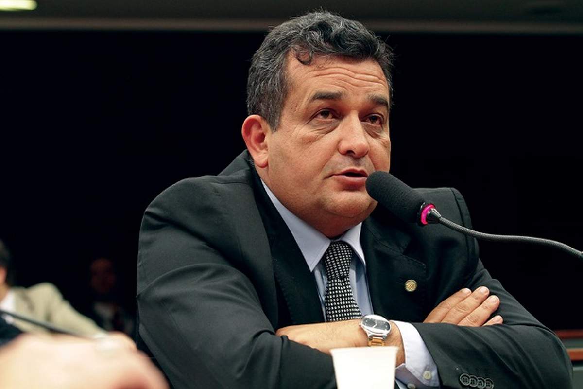 O ex-deputado Marcio Junqueira (ex-PP) foi gravado pela Polícia Federal em diálogo onde explica ao interlocutor como "comprar" alguém. "Tem que comprar bem comprado"; "Quando você compra alguém, se você comprar alguém, tem que comprar bem comprado, porque esse cabra que se vendeu pra ti se vende pra outro também", disse Junqueira em conversa com um ex-secretario municipal de Boa Vista (RR) (Foto: Aquiles Lins) O ex-deputado Marcio Junqueira (ex-PP) foi gravado pela Polícia Federal em diálogo onde explica ao interlocutor como "comprar" alguém. "Tem que comprar bem comprado"; "Quando você compra alguém, se você comprar alguém, tem que comprar bem comprado, porque esse cabra que se vendeu pra ti se vende pra outro também", disse Junqueira em conversa com um ex-secretario municipal de Boa Vista (RR)