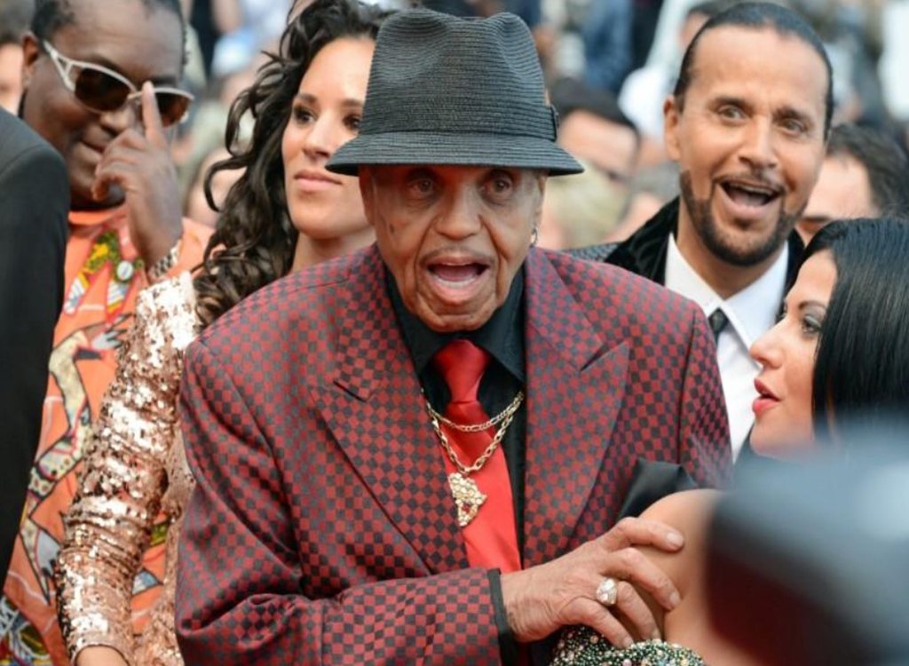 Joe Jackson era patriarca de uma dinastia musical que colocou o filho Michael e seus irmãos do Jackson 5 no caminho do estrelato, mas que também abusou verbal e fisicamente dos filhos, morreu aos 89 anos de idade; ele sofria de câncer, segundo reportagens (Foto: Leonardo Lucena) Joe Jackson era patriarca de uma dinastia musical que colocou o filho Michael e seus irmãos do Jackson 5 no caminho do estrelato, mas que também abusou verbal e fisicamente dos filhos, morreu aos 89 anos de idade; ele sofria de câncer, segundo reportagens