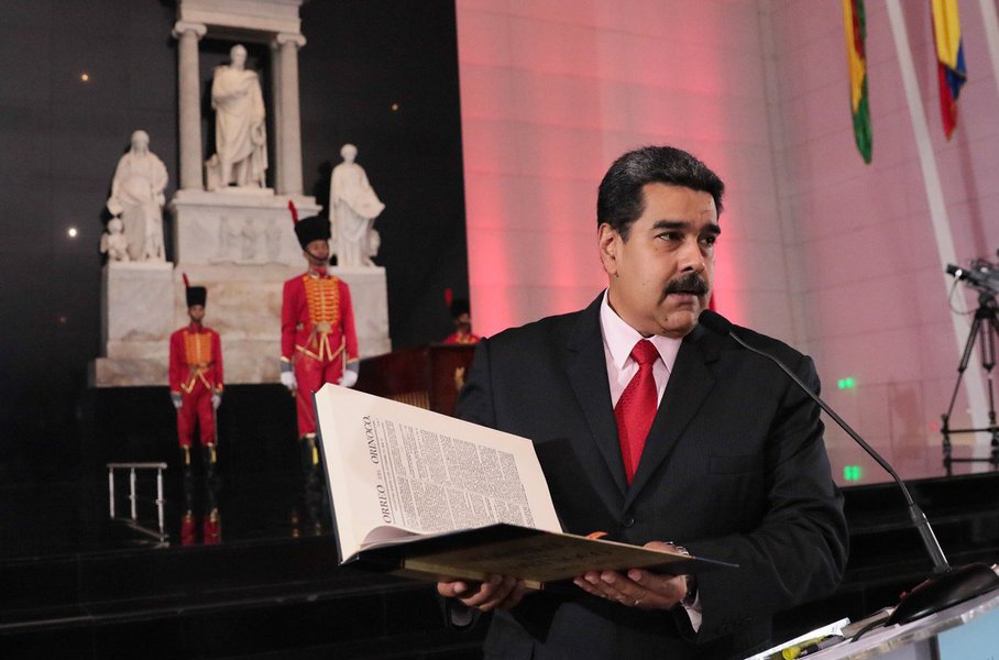 O presidente da Venezuela, Nicolás Maduro, denunciou nesta quarta-feira (27) que a União Europeia e o governo dos Estados Unidos persistem no bloqueio financeiro para impedir que o país adquira medicamentos e alimentos demandados pelo povo, como parte das medidas desestabilizadoras implementadas desde o exterior, com apoio da direita nacional (Foto: Reinaldo) O presidente da Venezuela, Nicolás Maduro, denunciou nesta quarta-feira (27) que a União Europeia e o governo dos Estados Unidos persistem no bloqueio financeiro para impedir que o país adquira medicamentos e alimentos demandados pelo povo, como parte das medidas desestabilizadoras implementadas desde o exterior, com apoio da direita nacional