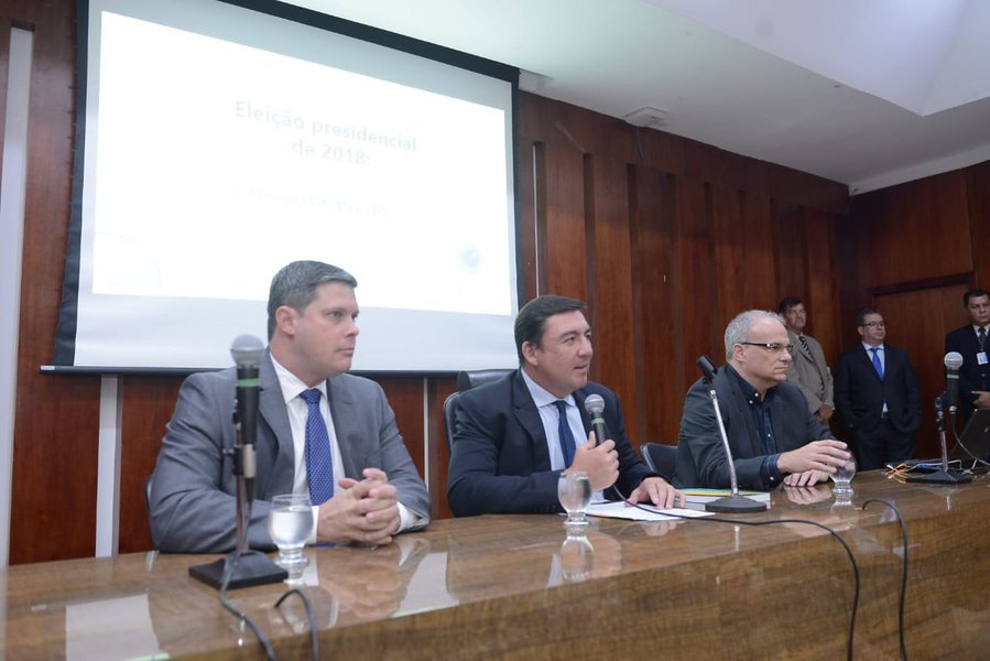 O presidente da Assembleia Legislativa, José Vitti (PSDB), promoveu nesta terça-feira, 26, o lançamento do livro “O voto do brasileiro”, de autoria do cientista político Alberto Carlos Almeida; a obra, lançada no Auditório Costa Lima da Casa de Leis, é fruto de uma parceria firmada com a Brasilis-Instituto Análise e a Editora Record e trata do sistema eleitoral brasileiro, em especial uma análise do resultado das três últimas eleições presidenciais; Vitti ressaltou a importância do evento e disse se sentir honrado por sediar no Parlamento goiano o lançamento do livro, que segundo ele, é uma excelente bagagem literária (Foto: José Barbacena) O presidente da Assembleia Legislativa, José Vitti (PSDB), promoveu nesta terça-feira, 26, o lançamento do livro “O voto do brasileiro”, de autoria do cientista político Alberto Carlos Almeida; a obra, lançada no Auditório Costa Lima da Casa de Leis, é fruto de uma parceria firmada com a Brasilis-Instituto Análise e a Editora Record e trata do sistema eleitoral brasileiro, em especial uma análise do resultado das três últimas eleições presidenciais; Vitti ressaltou a importância do evento e disse se sentir honrado por sediar no Parlamento goiano o lançamento do livro, que segundo ele, é uma excelente bagagem literária