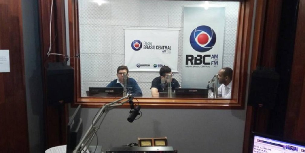 No dia 11 de julho estreia na RBC FM, o programa TBC Notícias, às 18h, com apresentação de Emerson Kran; o objetivo do programa jornalístico é tornar a informação, a notícia e a prestação de serviço mais próximas do ouvinte; segundo a gerente da nova Rádio Brasil Central, Francielly Oliveira, a ideia é que o receptor “termine seu dia sabendo o que vai acontecer no Brasil e no mundo” (Foto: José Barbacena) No dia 11 de julho estreia na RBC FM, o programa TBC Notícias, às 18h, com apresentação de Emerson Kran; o objetivo do programa jornalístico é tornar a informação, a notícia e a prestação de serviço mais próximas do ouvinte; segundo a gerente da nova Rádio Brasil Central, Francielly Oliveira, a ideia é que o receptor “termine seu dia sabendo o que vai acontecer no Brasil e no mundo”
