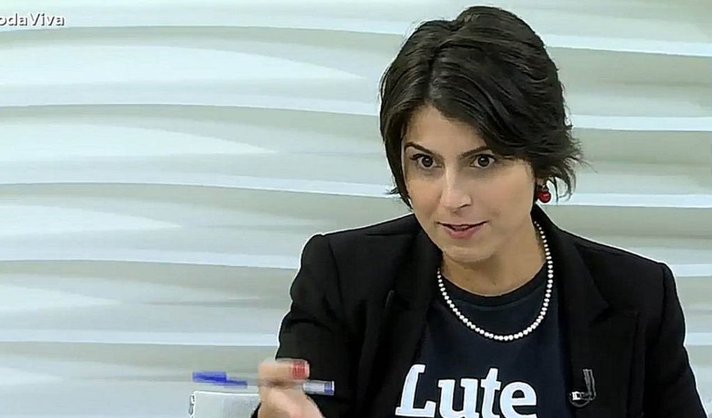 "Não é democrático dar a facínoras mentais espaços para pregar mutilações. Infelizmente é o que fez uma TV que não tem mais o direito de usar 'Cultura' em seu nome", diz o jornalista Fernando Brito sobre o espetáculo de antijornalismo que foi a "entrevista" da pré-candidata do PCdoB à Presidência, Manuela D'Ávila (Foto: Aquiles Lins) "Não é democrático dar a facínoras mentais espaços para pregar mutilações. Infelizmente é o que fez uma TV que não tem mais o direito de usar 'Cultura' em seu nome", diz o jornalista Fernando Brito sobre o espetáculo de antijornalismo que foi a "entrevista" da pré-candidata do PCdoB à Presidência, Manuela D'Ávila
