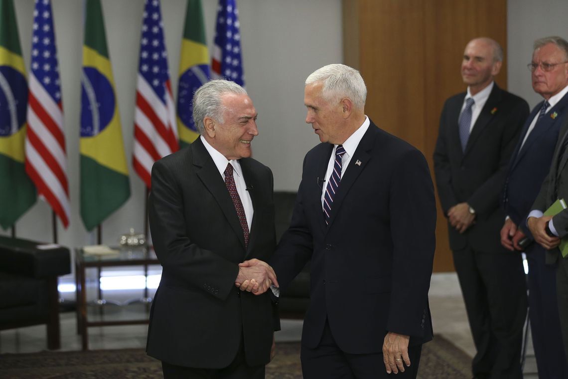 O vice-presidente americano Mike Pence tratou Michel Temer como um assessor; em pleno escândalo humanitário e diplomático de manter 51 crianças brasileiras detidas nos EUA, Pence ‘cobrou’ de Temer uma solução para a ‘crise migratória’ no continente e pressionou o emedebista a isolar a Venezuela (Foto: Gustavo Conde) O vice-presidente americano Mike Pence tratou Michel Temer como um assessor; em pleno escândalo humanitário e diplomático de manter 51 crianças brasileiras detidas nos EUA, Pence ‘cobrou’ de Temer uma solução para a ‘crise migratória’ no continente e pressionou o emedebista a isolar a Venezuela