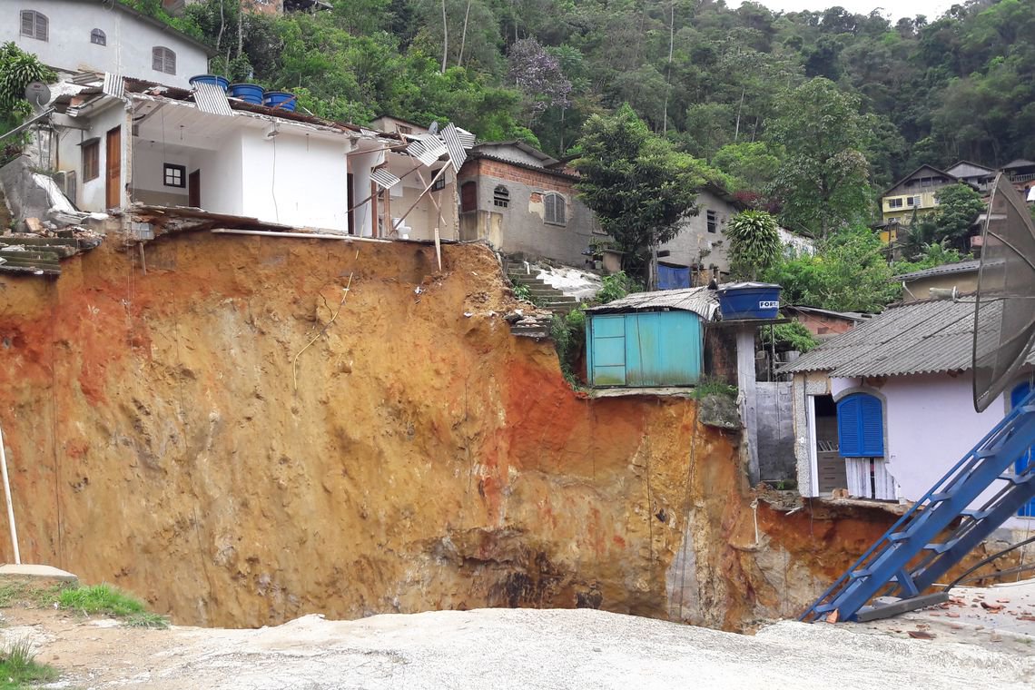 Pesquisa do IBGE mostra que 8,27 milhões de brasileiros vivem em áreas de risco em 872 municípios do País; essas pessoas moram em 2,47 milhões de domicílios; com o uso de metologia inédita, pesquisadores cruzaram dados do Censo Demográfico de 2010 com informações do Cemaden (Foto: Leonardo Lucena) Pesquisa do IBGE mostra que 8,27 milhões de brasileiros vivem em áreas de risco em 872 municípios do País; essas pessoas moram em 2,47 milhões de domicílios; com o uso de metologia inédita, pesquisadores cruzaram dados do Censo Demográfico de 2010 com informações do Cemaden
