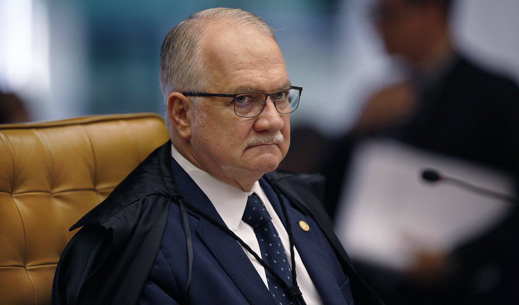 Em artigo na Carta Maior, Joaquim Ernesto Palhares analisa decisões do ministro Edson Fachin na atual conjuntura; "O viés desse olhar mudo talvez explicasse –garantem alguns— o travestismo histórico desse homem da lei, de passado progressista, que ora assume a ponta de lança da sofreguidão conservadora para sustentar o encarceramento ilegal do cidadão Luiz Inácio Lula da Silva", diz (Foto: Paulo Emílio) Em artigo na Carta Maior, Joaquim Ernesto Palhares analisa decisões do ministro Edson Fachin na atual conjuntura; "O viés desse olhar mudo talvez explicasse –garantem alguns— o travestismo histórico desse homem da lei, de passado progressista, que ora assume a ponta de lança da sofreguidão conservadora para sustentar o encarceramento ilegal do cidadão Luiz Inácio Lula da Silva", diz