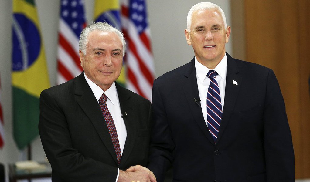 "Como um submisso cachorrinho, o Brasil fez de tudo para agradar seu novo dono", avalia Marcelo Zero, sociólogo e especialista em Relações Internacionais; para ele, o vice-presidente dos EUA, Mike Pence, "visitou-nos para nos esculachar" e o governo do golpe, que "esperava algum reconhecimento", "absorveu o esculacho em solo pátrio com a resignação de vira-lata chutado. Não emitiu sequer um ganido" (Foto: Marcelo Zero) "Como um submisso cachorrinho, o Brasil fez de tudo para agradar seu novo dono", avalia Marcelo Zero, sociólogo e especialista em Relações Internacionais; para ele, o vice-presidente dos EUA, Mike Pence, "visitou-nos para nos esculachar" e o governo do golpe, que "esperava algum reconhecimento", "absorveu o esculacho em solo pátrio com a resignação de vira-lata chutado. Não emitiu sequer um ganido"