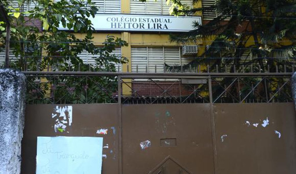 Músicos, professores, artistas, cientistas, apoiadores e gente de boa vontade têm doado tempo e insumos para os estudantes que ocuparam mais de 70 escolas estaduais no Rio de Janeiro; o movimento começou no dia 21 de março, no Colégio Prefeito Mendes de Moraes, na Ilha do Governador, zona norte da capital, em apoio à greve dos professores, iniciada no dia 2 de março, e por melhorias nas escolas e na educação; o grupo reúne 12 geocientistas, entre geofísicos, geólogos e físicos, que montou uma escala para, a cada dia, um dar uma aula no horário do almoço (Foto: Leonardo Lucena) Músicos, professores, artistas, cientistas, apoiadores e gente de boa vontade têm doado tempo e insumos para os estudantes que ocuparam mais de 70 escolas estaduais no Rio de Janeiro; o movimento começou no dia 21 de março, no Colégio Prefeito Mendes de Moraes, na Ilha do Governador, zona norte da capital, em apoio à greve dos professores, iniciada no dia 2 de março, e por melhorias nas escolas e na educação; o grupo reúne 12 geocientistas, entre geofísicos, geólogos e físicos, que montou uma escala para, a cada dia, um dar uma aula no horário do almoço