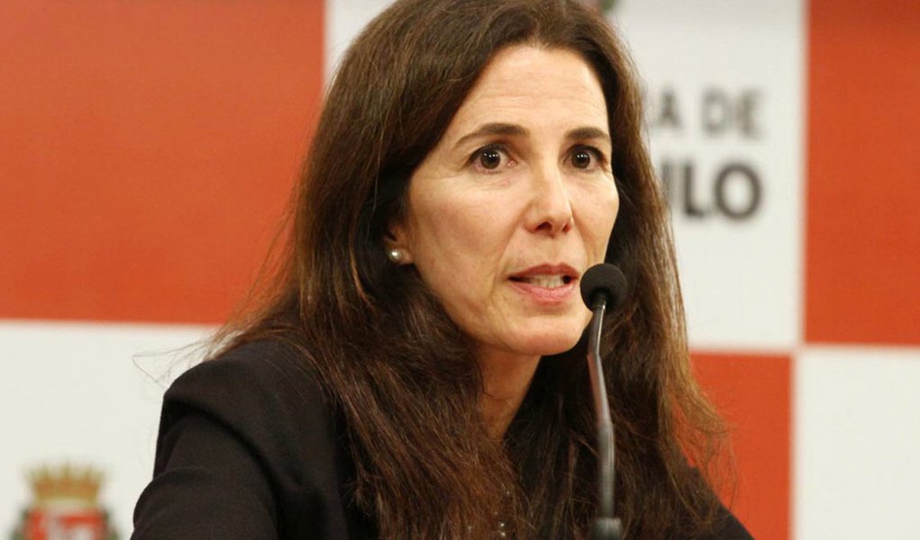 Luciana Temer, filha do vice Miche Temer que pode assumir a presidência em caso de afastamento de Dilma Rousseff, disse que o processo "não seria algo positivo à estabilidade democrática do país"; "O impeachment não é algo bom em lugar nenhum. Não se pode comemorar, já que 24 anos é um tempo muito curto de sustentação democrática para você ter dois impedimentos", disse ela a alunos do curso de direito da PUC, em São Paulo (Foto: Roberta Namour) Luciana Temer, filha do vice Miche Temer que pode assumir a presidência em caso de afastamento de Dilma Rousseff, disse que o processo "não seria algo positivo à estabilidade democrática do país"; "O impeachment não é algo bom em lugar nenhum. Não se pode comemorar, já que 24 anos é um tempo muito curto de sustentação democrática para você ter dois impedimentos", disse ela a alunos do curso de direito da PUC, em São Paulo