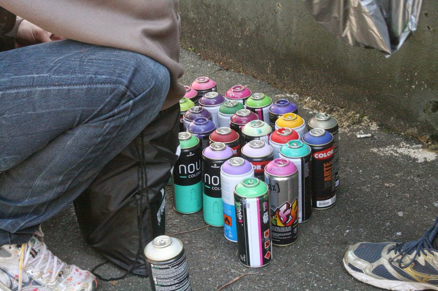 Nesse estranho tempo de intolerância e covardia em que vivemos, estabelecimentos comerciais na Praça São Salvador, em Laranjeiras, local frequentado por militantes para debates e atos políticos da atualidade, amanheceram pichados com mensagens de ódio relacionadas à homofobia e a partidos de esquerda; mas, no estilo "faça arte, não faça ódio", artistas se ofereceram para transformar a pichação ofensiva em arte (Foto: Voney Malta) Nesse estranho tempo de intolerância e covardia em que vivemos, estabelecimentos comerciais na Praça São Salvador, em Laranjeiras, local frequentado por militantes para debates e atos políticos da atualidade, amanheceram pichados com mensagens de ódio relacionadas à homofobia e a partidos de esquerda; mas, no estilo "faça arte, não faça ódio", artistas se ofereceram para transformar a pichação ofensiva em arte