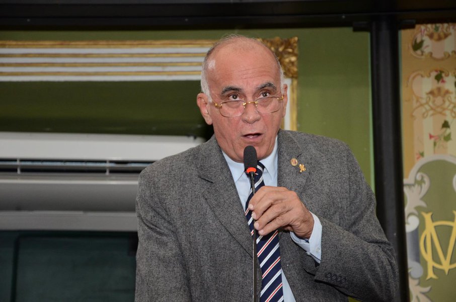 Presidente da Comissão de Transporte da Câmara Municipal de Salvador, o vereador Euvaldo Jorge enumera "os diversos problemas" relacionados ao sistema de transporte privado Uber; segundo ele, o serviço prestado pelo Uber "é desleal", se comparado ao serviço prestado pelos taxistas; "Os taxistas precisaram pagar pelo alvará de circulação, e ainda passam por vistoriais anuais. O Uber não paga nada. Não podemos permitir que um transporte não regulamentado funcione na cidade", diz Euvaldo (Foto: Romulo Faro) Presidente da Comissão de Transporte da Câmara Municipal de Salvador, o vereador Euvaldo Jorge enumera "os diversos problemas" relacionados ao sistema de transporte privado Uber; segundo ele, o serviço prestado pelo Uber "é desleal", se comparado ao serviço prestado pelos taxistas; "Os taxistas precisaram pagar pelo alvará de circulação, e ainda passam por vistoriais anuais. O Uber não paga nada. Não podemos permitir que um transporte não regulamentado funcione na cidade", diz Euvaldo