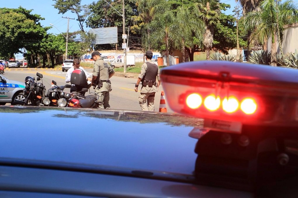 Por determinação do secretário José Eliton, forças de segurança continuam com a Operação Tolerância Zero; Polícia Militar empreendeu nos últimos dias ações integradas com diversos comandos especiais, com a finalidade de coibir a criminalidade em diversas regiões do Estado; nesta sexta-feira, a PMGO intensificou as ações em diversos bairros de Goiânia; alvos são pedestres com atitude suspeita, motociclistas e motoristas (Foto: José Barbacena) Por determinação do secretário José Eliton, forças de segurança continuam com a Operação Tolerância Zero; Polícia Militar empreendeu nos últimos dias ações integradas com diversos comandos especiais, com a finalidade de coibir a criminalidade em diversas regiões do Estado; nesta sexta-feira, a PMGO intensificou as ações em diversos bairros de Goiânia; alvos são pedestres com atitude suspeita, motociclistas e motoristas