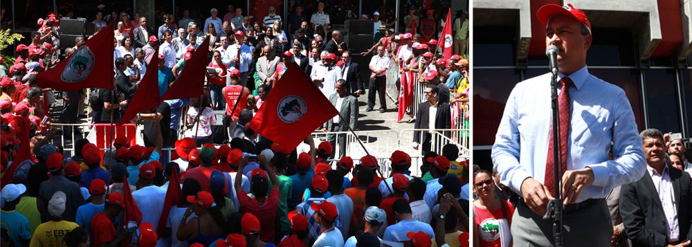 Centenas de integrantes do Movimento dos Trabalhadores Rurais Sem Terra (MST) se reuniram nesta quarta-feira, em frente ao prédio da Governadoria, em Salvador, para ouvir do governador Rui Costa os resultados das negociações feitas nos últimos dias entre os membros do movimento e o governo do Estado; "Assumimos um compromisso e cobro de nossos secretários que a palavra seja honrada. Vamos acompanhar de perto o desenvolvimento de nossas realizações. Em trinta dias, por exemplo, representantes do Estado e do movimento voltarão a se reunir para avaliar o andamento das demandas", disse Rui (Foto: Romulo Faro) Centenas de integrantes do Movimento dos Trabalhadores Rurais Sem Terra (MST) se reuniram nesta quarta-feira, em frente ao prédio da Governadoria, em Salvador, para ouvir do governador Rui Costa os resultados das negociações feitas nos últimos dias entre os membros do movimento e o governo do Estado; "Assumimos um compromisso e cobro de nossos secretários que a palavra seja honrada. Vamos acompanhar de perto o desenvolvimento de nossas realizações. Em trinta dias, por exemplo, representantes do Estado e do movimento voltarão a se reunir para avaliar o andamento das demandas", disse Rui