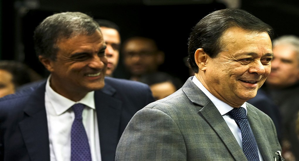 Relator do processo que pede o impeachment da presidente Dilma Rousseff, o deputado federal goiano Jovair Arantes afirmou que não se sente "golpista" e que deixa o caso como "herói"; "Saio como herói. A minha parte eu fiz e fiz como herói. Agora, essa história de golpista, isso parece um refrão ou um jargão popular, parece até torcida de futebol. Aqui estamos tratando de alto nível. O povo brasileiro não merece esse jargão, não merece o desrespeito de chamá-lo de golpista e eu estou aqui representando o povo brasileiro. Golpe é quem quer se perpetuar no poder como se isso fosse uma República deles" (Foto: José Barbacena) Relator do processo que pede o impeachment da presidente Dilma Rousseff, o deputado federal goiano Jovair Arantes afirmou que não se sente "golpista" e que deixa o caso como "herói"; "Saio como herói. A minha parte eu fiz e fiz como herói. Agora, essa história de golpista, isso parece um refrão ou um jargão popular, parece até torcida de futebol. Aqui estamos tratando de alto nível. O povo brasileiro não merece esse jargão, não merece o desrespeito de chamá-lo de golpista e eu estou aqui representando o povo brasileiro. Golpe é quem quer se perpetuar no poder como se isso fosse uma República deles"