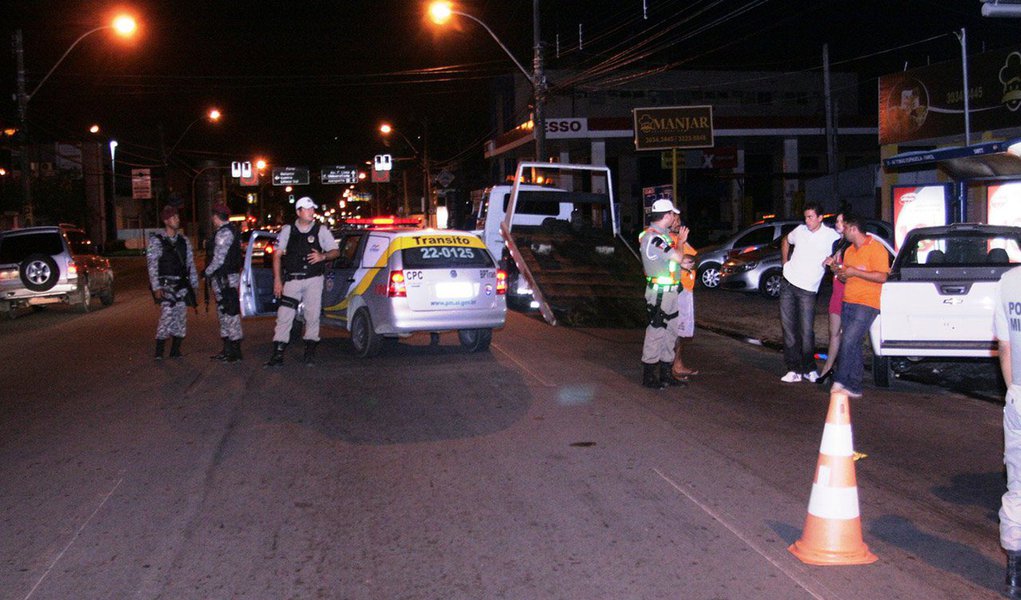 De janeiro a março deste ano, o Batalhão de Policiamento de Trânsito (BPTran) de Alagoas realizou 5.556 testes de bafômetro; 5.475 veículos foram abordados, 166 veículos recolhidos, 438 Carteiras Nacional de Habilitação (CNHs) apreendidas e 205 motoristas estavam dirigindo sem habilitação; os números de irregularidades são considerados altos (Foto: Voney Malta) De janeiro a março deste ano, o Batalhão de Policiamento de Trânsito (BPTran) de Alagoas realizou 5.556 testes de bafômetro; 5.475 veículos foram abordados, 166 veículos recolhidos, 438 Carteiras Nacional de Habilitação (CNHs) apreendidas e 205 motoristas estavam dirigindo sem habilitação; os números de irregularidades são considerados altos
