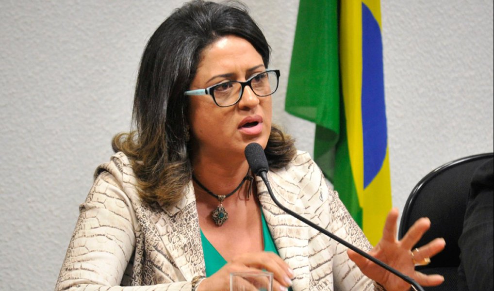 O Ministério da Justiça pediu para que a Polícia Federal e a Procuradoria-Geral da República investiguem como a contadora Meire Poza ajudou os investigadores da operação Lava Jato em Curitiba; o ministro Eugênio Aragão quer saber se ela foi usada como “agente infiltrada” dos investigadores para colher informações que depois foram usadas nos inquéritos e indiciamentos; segundo os investigadores, Meire Poza era a contadora de todas as empresas do doleiro Alberto Youssef, um dos principais delatores da operação; ela se apresentou à Lava Jato no dia 29 de abril de 2014, logo depois da prisão de seu ex-cliente, já para apresentar uma série de documentos à força-tarefa, que depois serviram de base para os inquéritos e indiciamentos (Foto: Valter Lima) O Ministério da Justiça pediu para que a Polícia Federal e a Procuradoria-Geral da República investiguem como a contadora Meire Poza ajudou os investigadores da operação Lava Jato em Curitiba; o ministro Eugênio Aragão quer saber se ela foi usada como “agente infiltrada” dos investigadores para colher informações que depois foram usadas nos inquéritos e indiciamentos; segundo os investigadores, Meire Poza era a contadora de todas as empresas do doleiro Alberto Youssef, um dos principais delatores da operação; ela se apresentou à Lava Jato no dia 29 de abril de 2014, logo depois da prisão de seu ex-cliente, já para apresentar uma série de documentos à força-tarefa, que depois serviram de base para os inquéritos e indiciamentos