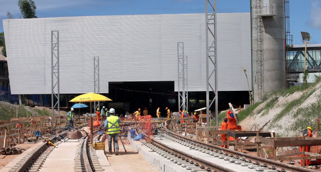 Cerca de 8 mil pessoas entre trabalhadores diretos e indiretos, incluindo pessoas com deficiência e 180 jovens aprendizes, estão empregadas na construção da Linha 2 do Metrô de Salvador, que já chegou à região do aeroporto; são 14 canteiros de obras implantados para levar os 23 quilômetros do sistema metroviário do Acesso Norte ao município de Lauro de Freitas, na Região Metropolitana de Salvador (RMS), até meados de 2017 (Foto: Romulo Faro) Cerca de 8 mil pessoas entre trabalhadores diretos e indiretos, incluindo pessoas com deficiência e 180 jovens aprendizes, estão empregadas na construção da Linha 2 do Metrô de Salvador, que já chegou à região do aeroporto; são 14 canteiros de obras implantados para levar os 23 quilômetros do sistema metroviário do Acesso Norte ao município de Lauro de Freitas, na Região Metropolitana de Salvador (RMS), até meados de 2017
