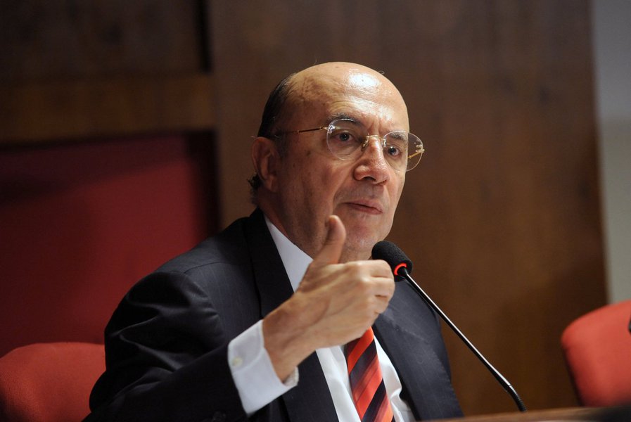 Ex-presidente do Banco Central Henrique Meirelles negou ter sido convidado pelo vice-presidente Michel Temer para ser o ministro da Fazenda em um eventual governo do PMDB; Meirelles, que neste sábado participou de uma reunião com temer em Brasília para discutir a política econômica de um possível governo Temer disse que o peemedebista está de posse de um "diagnóstico correto da economia" e que priorizaria a condução de uma reforma tributária e o combate à inflação, caso assumisse o comando da economia (Foto: Paulo Emílio) Ex-presidente do Banco Central Henrique Meirelles negou ter sido convidado pelo vice-presidente Michel Temer para ser o ministro da Fazenda em um eventual governo do PMDB; Meirelles, que neste sábado participou de uma reunião com temer em Brasília para discutir a política econômica de um possível governo Temer disse que o peemedebista está de posse de um "diagnóstico correto da economia" e que priorizaria a condução de uma reforma tributária e o combate à inflação, caso assumisse o comando da economia