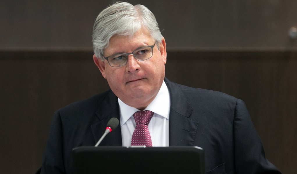 Em artigo publicado neste domingo (24), o procurador-geral da República Rodrigo Janot fala sobre a decisão do Supremo Tribunal Federal que autoriza a execução da pena após o julgamento em segundo grau; "Não só o direito como também as estatísticas estão ao lado do senso comum. Há um entendimento social de que a partir de dois julgamentos o réu já deve iniciar o cumprimento de sua pena. O STF, por sua vez, afirmou que esse procedimento é compatível com a Constituição. O contrário é apostar na chicana, na prescrição e na impunidade. Isso, o país não aceita mais", diz (Foto: Valter Lima) Em artigo publicado neste domingo (24), o procurador-geral da República Rodrigo Janot fala sobre a decisão do Supremo Tribunal Federal que autoriza a execução da pena após o julgamento em segundo grau; "Não só o direito como também as estatísticas estão ao lado do senso comum. Há um entendimento social de que a partir de dois julgamentos o réu já deve iniciar o cumprimento de sua pena. O STF, por sua vez, afirmou que esse procedimento é compatível com a Constituição. O contrário é apostar na chicana, na prescrição e na impunidade. Isso, o país não aceita mais", diz
