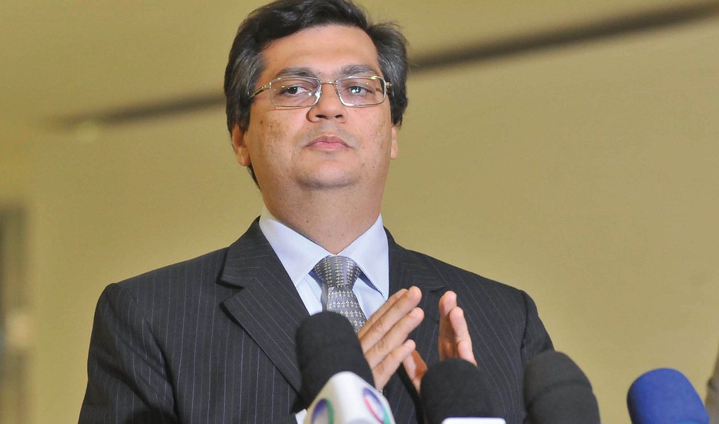 O governador Flávio Dino (PC do B) minimizou o resultado da comissão especial do impeachment a favor do afastamento da presidente Dilma Rousseff; "O impeachment não alcançou 2/3 nem na comissão. Quem conhece a Câmara sabe que no plenário mesmo é que não alcançará", afirmou; foram 38 votos a favor do impeachment e 27 votos contrários (Foto: Valter Lima) O governador Flávio Dino (PC do B) minimizou o resultado da comissão especial do impeachment a favor do afastamento da presidente Dilma Rousseff; "O impeachment não alcançou 2/3 nem na comissão. Quem conhece a Câmara sabe que no plenário mesmo é que não alcançará", afirmou; foram 38 votos a favor do impeachment e 27 votos contrários