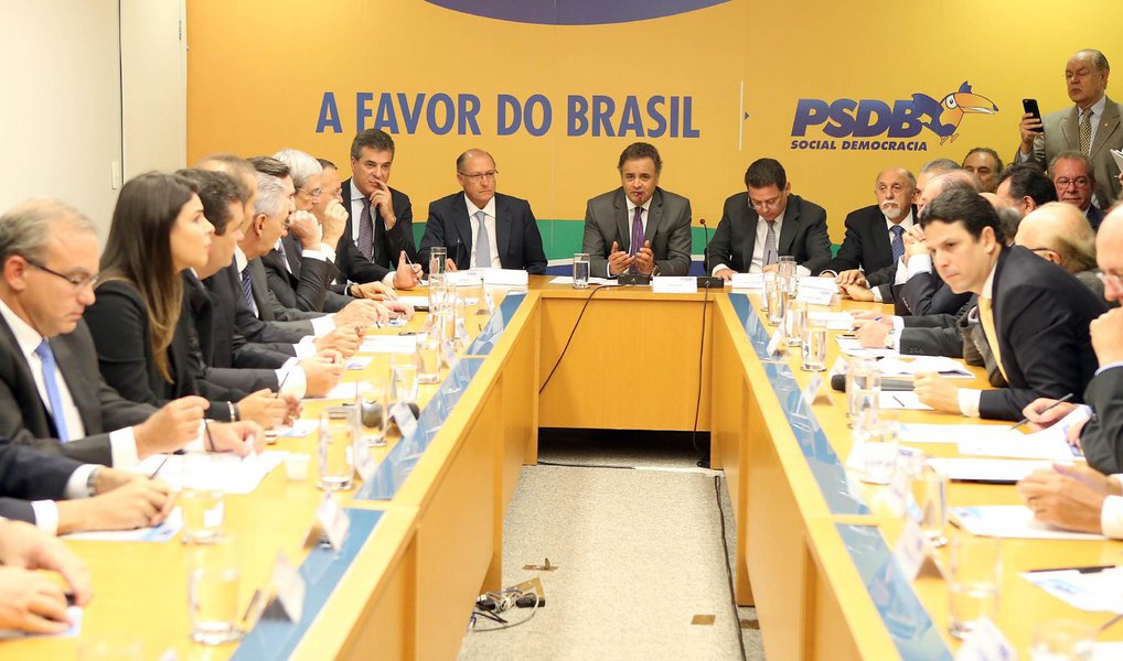 Senadores Aécio Neves (PSDB-MG), Cássio Cunha Lima (PSDB-PB) e Eunício Oliveira (PMDB-CE), além do deputado Lúcio Vieira Lima (PMDB-BA), entregam nesta terça-feira ao vice-presidente Michel Temer um documento com pontos que o partido considera fundamentais para um eventual governo do peemedebista; "Houve, agora de manhã, uma reunião da executiva do partido. O documento aprovado é o que será apresentado à imprensa, ao povo brasileiro e também será entregue ao vice-presidente", disse Cunha Lima; presidente do partido, Aécio se reuniu com governadores tucanos nesta manhã (Foto: Paulo Emílio) Senadores Aécio Neves (PSDB-MG), Cássio Cunha Lima (PSDB-PB) e Eunício Oliveira (PMDB-CE), além do deputado Lúcio Vieira Lima (PMDB-BA), entregam nesta terça-feira ao vice-presidente Michel Temer um documento com pontos que o partido considera fundamentais para um eventual governo do peemedebista; "Houve, agora de manhã, uma reunião da executiva do partido. O documento aprovado é o que será apresentado à imprensa, ao povo brasileiro e também será entregue ao vice-presidente", disse Cunha Lima; presidente do partido, Aécio se reuniu com governadores tucanos nesta manhã
