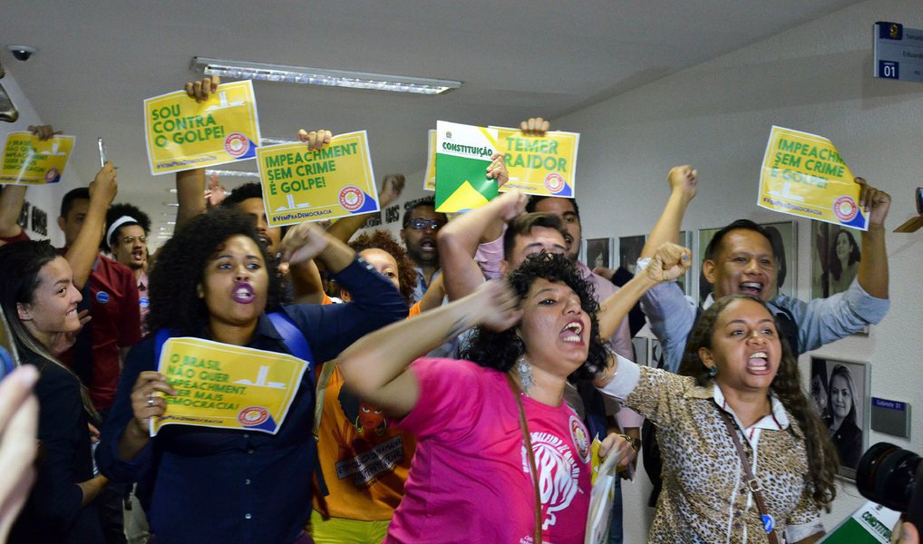 Com cartazes classificando o processo de "golpe" e o vice-presidente da República, Michel Temer, de "traidor", os manifestantes ficaram próximos à sala da Comissão Especial do Impeachment, onde o relator, Antonio Anastasia (PSDB-MG), leu seu parecer favorável à abertura do processo (Foto: Gisele Federicce) Com cartazes classificando o processo de "golpe" e o vice-presidente da República, Michel Temer, de "traidor", os manifestantes ficaram próximos à sala da Comissão Especial do Impeachment, onde o relator, Antonio Anastasia (PSDB-MG), leu seu parecer favorável à abertura do processo