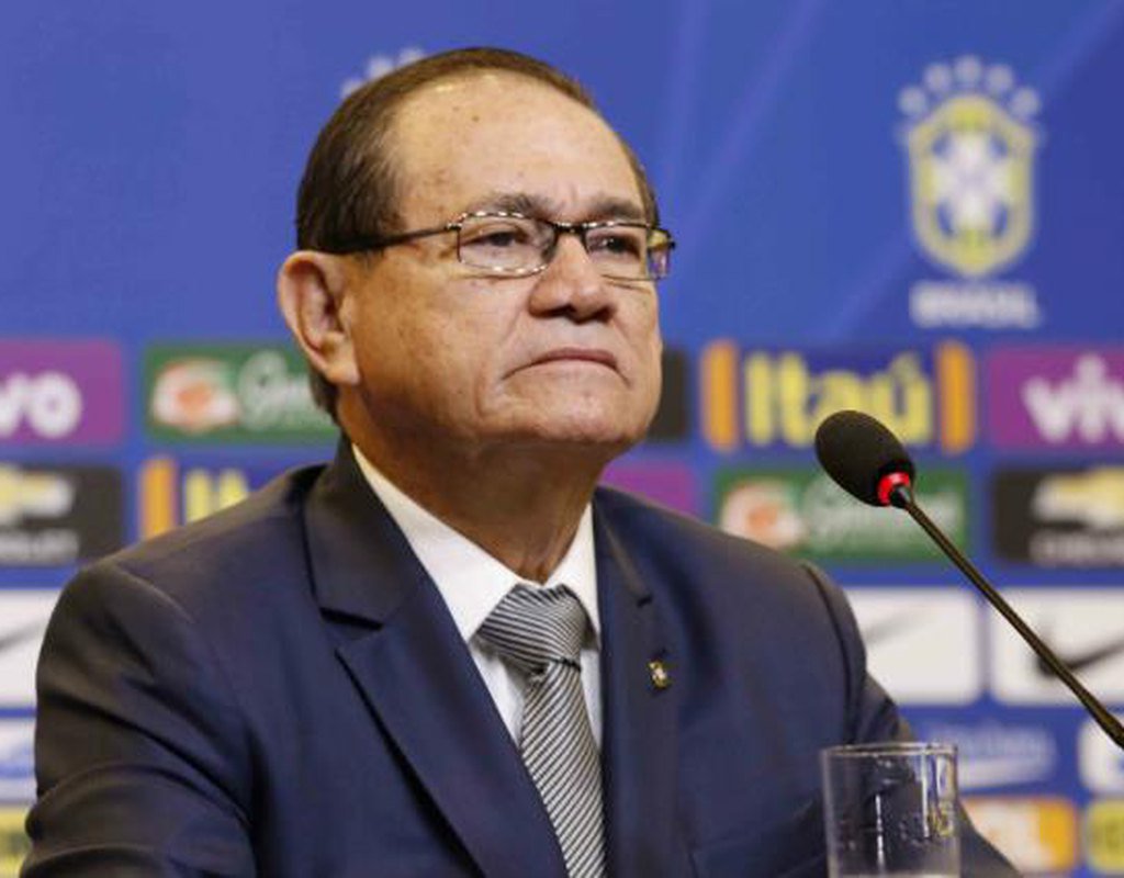 O presidente da CBF, Coronel Nunes, passou por constrangimentos nesta quarta-feira, 27, durante o jogo entre Brasil e Sérvia em Moscou. Ele foi colocado longe do presidente da Fifa, Gianni Infantino, no camarote oficial do estádio do Spartak; em seu lugar, foi estabelecido que o representante brasileiro seria Fernando Sarney, vice-presidente da CBF e membro do Conselho da Fifa (Foto: Aquiles Lins) O presidente da CBF, Coronel Nunes, passou por constrangimentos nesta quarta-feira, 27, durante o jogo entre Brasil e Sérvia em Moscou. Ele foi colocado longe do presidente da Fifa, Gianni Infantino, no camarote oficial do estádio do Spartak; em seu lugar, foi estabelecido que o representante brasileiro seria Fernando Sarney, vice-presidente da CBF e membro do Conselho da Fifa
