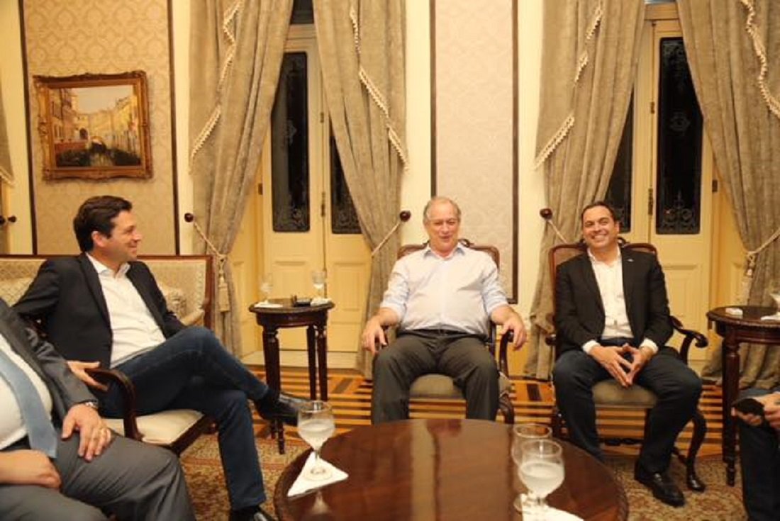 Em busca de apoios que possam dar vigor à sua pré-candidatura, o presidenciável do PDT, Ciro Gomes, esteve reunido ontem, com o governador de Pernambuco, Paulo Câmara (PSB). Ciro tem conversado com partidos à esquerda e à direita, tentando atrair aliados, sem conseguir avançar mais concretamente. Para Ciro seria fundamental conseguir apoios nesse momento, para consolidar seu nome como uma alternativa viável já que as pesquisas não lhe favorecem muito. Mas todos estão em compasso de espera, para avaliar a conjuntura o mais próximo possível do período eleitoral, o que faz parte do processo normal de qualquer eleição (Foto: Fatima 247) Em busca de apoios que possam dar vigor à sua pré-candidatura, o presidenciável do PDT, Ciro Gomes, esteve reunido ontem, com o governador de Pernambuco, Paulo Câmara (PSB). Ciro tem conversado com partidos à esquerda e à direita, tentando atrair aliados, sem conseguir avançar mais concretamente. Para Ciro seria fundamental conseguir apoios nesse momento, para consolidar seu nome como uma alternativa viável já que as pesquisas não lhe favorecem muito. Mas todos estão em compasso de espera, para avaliar a conjuntura o mais próximo possível do período eleitoral, o que faz parte do processo normal de qualquer eleição