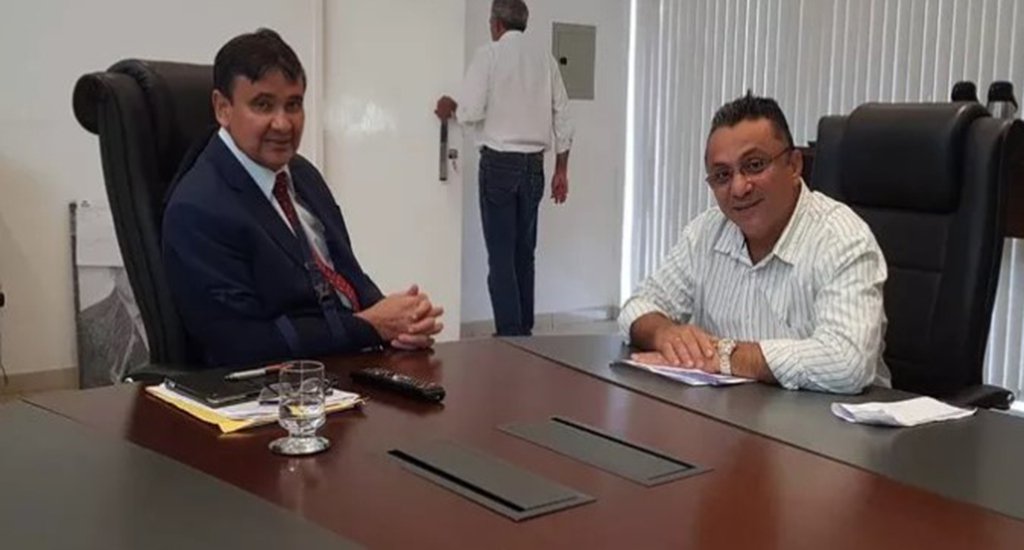 "Não existe nenhuma restrição a nenhum nome que o MDB possa indicar a vice. Nenhum dirigente do PT pode se meter na estratégia dos outros partidos. Nesse momento não podemos espalhar brasa. O MDB, PSD, PDT e todos os outros têm suas estratégias e quadros", reagiu o vereador Edilberto Borges, o "Dudu", sobre as críticas do deputado Assis Carvalho (PT-PI) de que a candidatura do presidente da Assembleia Legislativa, Themístocles Filho (MDB), não agrega nada à campanha dom governador Wellington Dias (Foto: Leonardo Lucena) "Não existe nenhuma restrição a nenhum nome que o MDB possa indicar a vice. Nenhum dirigente do PT pode se meter na estratégia dos outros partidos. Nesse momento não podemos espalhar brasa. O MDB, PSD, PDT e todos os outros têm suas estratégias e quadros", reagiu o vereador Edilberto Borges, o "Dudu", sobre as críticas do deputado Assis Carvalho (PT-PI) de que a candidatura do presidente da Assembleia Legislativa, Themístocles Filho (MDB), não agrega nada à campanha dom governador Wellington Dias
