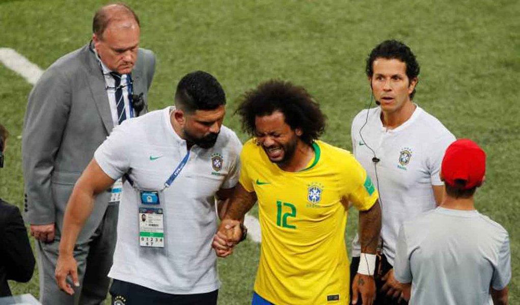"Em uma tentativa de arrancada, o lateral teve um espasmo na coluna. Foi medicado e passa bem", disse a CBF no Twitter, sem mencionar quanto tempo o jogador poderá ficar fora dos gramados (Foto: Gisele Federicce) "Em uma tentativa de arrancada, o lateral teve um espasmo na coluna. Foi medicado e passa bem", disse a CBF no Twitter, sem mencionar quanto tempo o jogador poderá ficar fora dos gramados