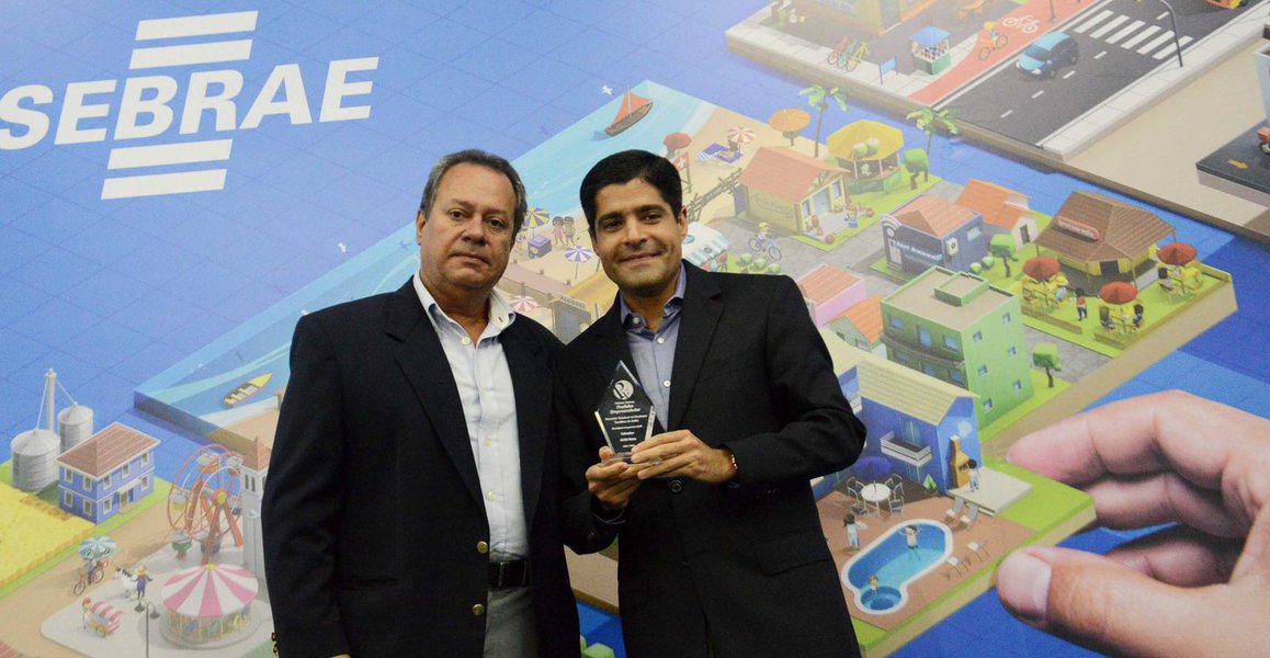O prefeito ACM Neto (DEM) recebeu na noite desta quarta-feira (27) o IX Prêmio Sebrae Prefeito Empreendedor, na categoria Municípios Integrantes do G100; ele era um dos 14 gestores de municípios baianos finalistas; o democrata vai concorrer agora na etapa nacional do prêmio, que será realizada em Brasília no dia 3 de junho; o prefeito recebeu o troféu do presidente da Fieb e do Conselho do Sebrae, Ricardo Alban (Foto: Romulo Faro) O prefeito ACM Neto (DEM) recebeu na noite desta quarta-feira (27) o IX Prêmio Sebrae Prefeito Empreendedor, na categoria Municípios Integrantes do G100; ele era um dos 14 gestores de municípios baianos finalistas; o democrata vai concorrer agora na etapa nacional do prêmio, que será realizada em Brasília no dia 3 de junho; o prefeito recebeu o troféu do presidente da Fieb e do Conselho do Sebrae, Ricardo Alban