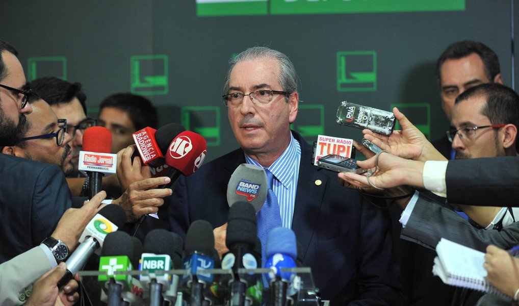 O presidente da Câmara, Eduardo Cunha (PMDB-RJ), ironizou nesta quarta (13) a proposta da presidente Dilma Rousseff de propor um pacto com os defensores do impeachment caso o Congresso decida por não afastá-la do cargo.; “É contraditório você falar em pacto e agredir. Dificilmente quem agride tem condições políticas de fazer pacto. Pacto pressupõe que você tenha uma convivência ou uma condição política de debater com as pessoas. Quando você vai para a agressão, você não vai conseguir fazer pacto", diz; para ele, "se o processo não passar, algo terá que ser feito" (Foto: Valter Lima) O presidente da Câmara, Eduardo Cunha (PMDB-RJ), ironizou nesta quarta (13) a proposta da presidente Dilma Rousseff de propor um pacto com os defensores do impeachment caso o Congresso decida por não afastá-la do cargo.; “É contraditório você falar em pacto e agredir. Dificilmente quem agride tem condições políticas de fazer pacto. Pacto pressupõe que você tenha uma convivência ou uma condição política de debater com as pessoas. Quando você vai para a agressão, você não vai conseguir fazer pacto", diz; para ele, "se o processo não passar, algo terá que ser feito"