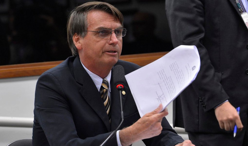 O Partido Verde (PV) protocolou nesta terça (26) na Câmara representação por quebra de decoro parlamentar contra o deputado Jair Bolsonaro (PSC-RJ); de acordo com o PV, ao anunciar seu voto pela admissibilidade do processo de impeachment da presidenta Dilma Rousseff no dia 17 Bolsonaro quebrou o decoro ao homenagear a memória do coronel Carlos Alberto Brilhante Ustra
(Foto: Valter Lima) O Partido Verde (PV) protocolou nesta terça (26) na Câmara representação por quebra de decoro parlamentar contra o deputado Jair Bolsonaro (PSC-RJ); de acordo com o PV, ao anunciar seu voto pela admissibilidade do processo de impeachment da presidenta Dilma Rousseff no dia 17 Bolsonaro quebrou o decoro ao homenagear a memória do coronel Carlos Alberto Brilhante Ustra