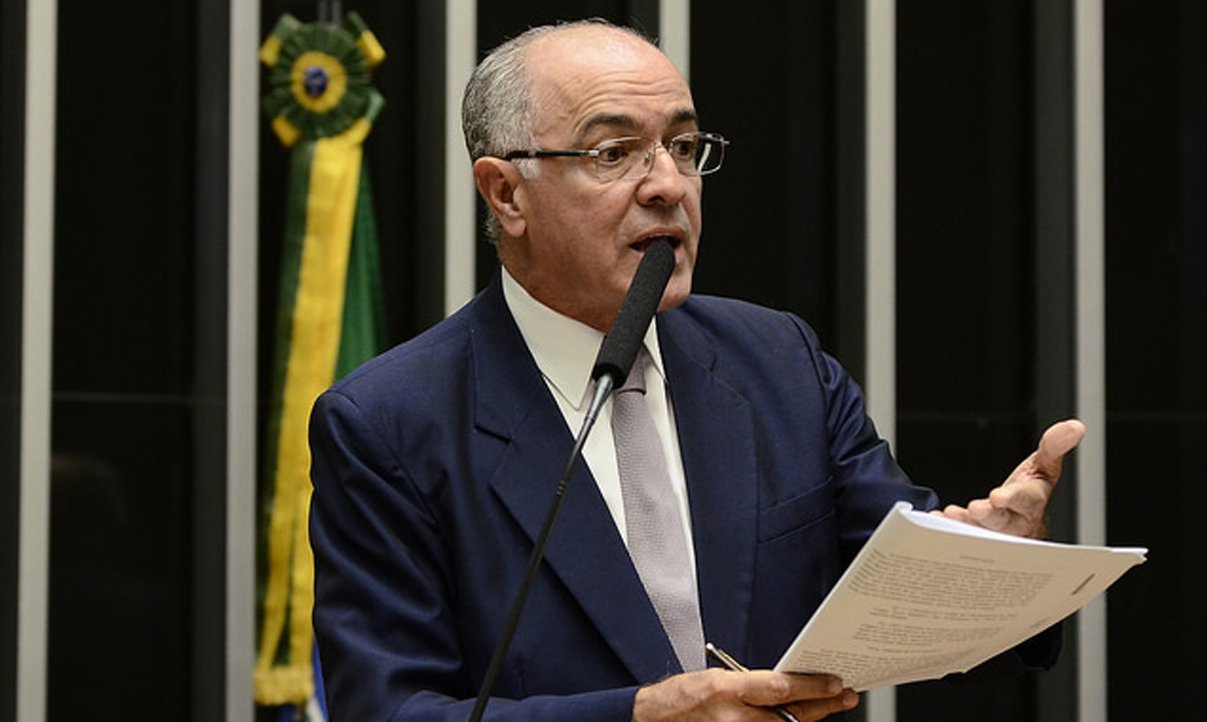 Presidente do DEM na Bahia, o deputado José Carlos Aleluia afirma que a decisão da Câmara de enviar dois representantes para acompanhar o discurso da presidente Dilma Rousseff na ONU, em Nova York (EUA), "tem o objetivo de esclarecer a comunidade internacional de que todo o processo de impeachment está de acordo com a Constituição Federal, respeitando o rito definido pelo Supremo Tribunal Federal" (Foto: Romulo Faro) Presidente do DEM na Bahia, o deputado José Carlos Aleluia afirma que a decisão da Câmara de enviar dois representantes para acompanhar o discurso da presidente Dilma Rousseff na ONU, em Nova York (EUA), "tem o objetivo de esclarecer a comunidade internacional de que todo o processo de impeachment está de acordo com a Constituição Federal, respeitando o rito definido pelo Supremo Tribunal Federal"