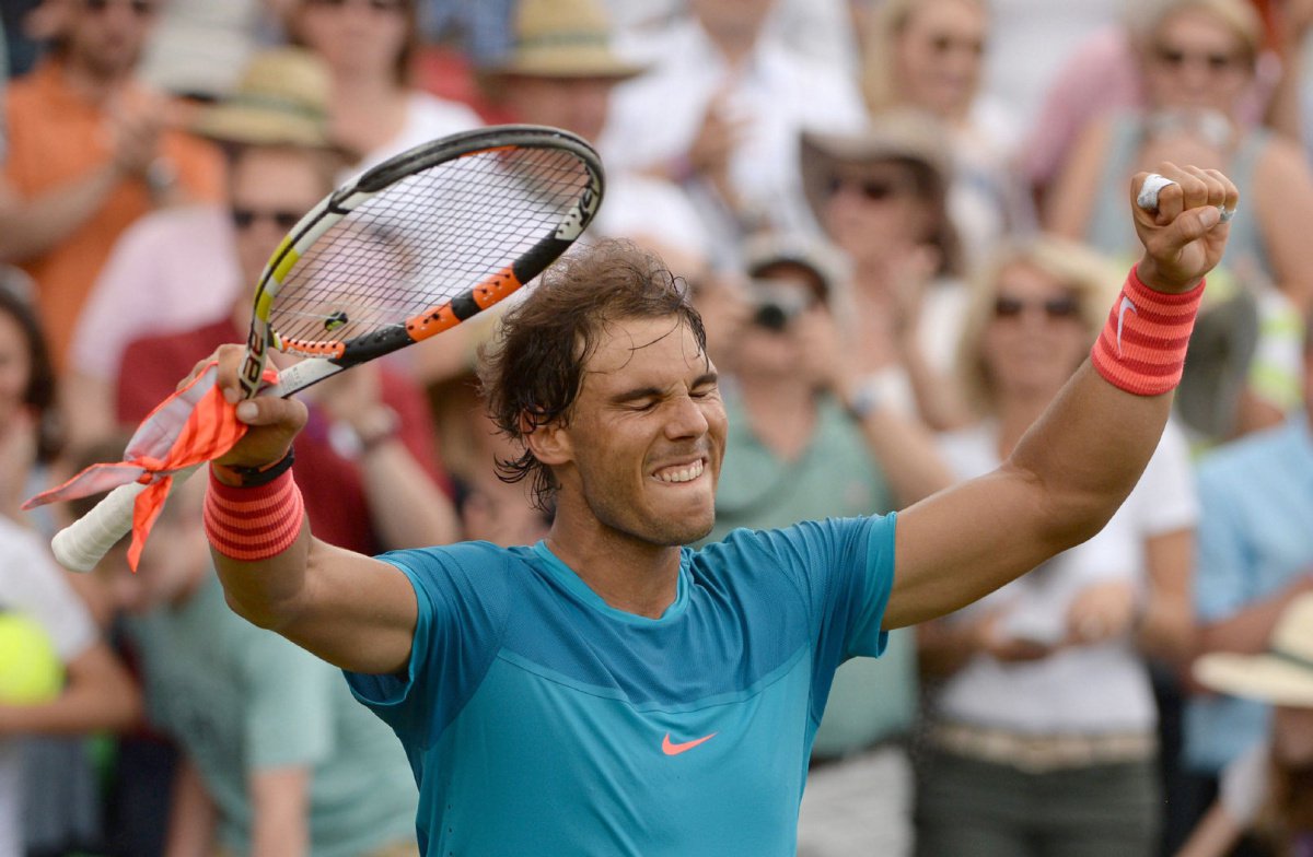 Spain's Rafael Nadal celebrates after he won the semifinal tennis match against Gael Monfils from France, at the ATP Mercedes Cup tennis tournament in Stuttgart, Germany, Saturday June 13, 2015. ( Marijan Murat/dpa, via AP) (Foto: José Barbacena) Spain's Rafael Nadal celebrates after he won the semifinal tennis match against Gael Monfils from France, at the ATP Mercedes Cup tennis tournament in Stuttgart, Germany, Saturday June 13, 2015. ( Marijan Murat/dpa, via AP)