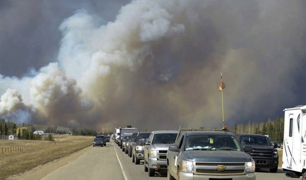 incêndio florestal sem controle atingiu uma área perto de Fort McMurray, no norte de Alberta, região de areias betuminosas do Canadá, forçando a retirada de quase todos os 80 mil moradores da cidade; "Esta é a maior retirada que vimos na história da província em termos de fogo", disse a premiê de Alberta, Rachel Notley (Foto: Paulo Emílio) incêndio florestal sem controle atingiu uma área perto de Fort McMurray, no norte de Alberta, região de areias betuminosas do Canadá, forçando a retirada de quase todos os 80 mil moradores da cidade; "Esta é a maior retirada que vimos na história da província em termos de fogo", disse a premiê de Alberta, Rachel Notley