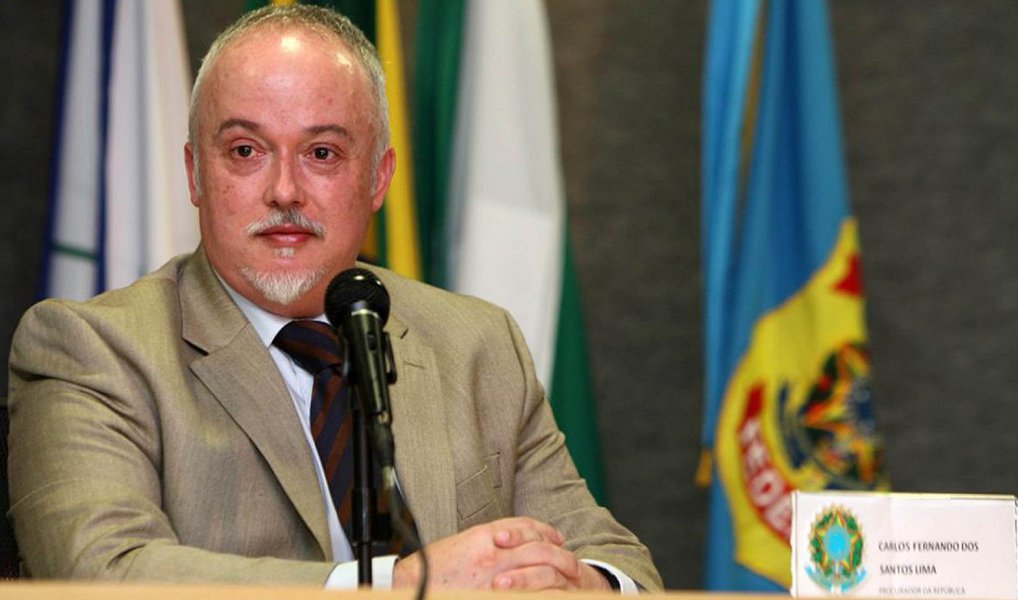 O nosso sistema eleitoral é muito caro, o financiamento das eleições passa pela corrupção – seja com falsas doações legais, utilização de caixa 2 ou com pagamento de propina pura e simples; a afirmação foi feita pelo coordenador da Operação Lava Jato, procurador da República Carlos Fernando dos Santos Lima; para ele, “a consequência é que o nosso sistema está apodrecido” e a solução está em uma reforma política (Foto: Leonardo Lucena) O nosso sistema eleitoral é muito caro, o financiamento das eleições passa pela corrupção – seja com falsas doações legais, utilização de caixa 2 ou com pagamento de propina pura e simples; a afirmação foi feita pelo coordenador da Operação Lava Jato, procurador da República Carlos Fernando dos Santos Lima; para ele, “a consequência é que o nosso sistema está apodrecido” e a solução está em uma reforma política