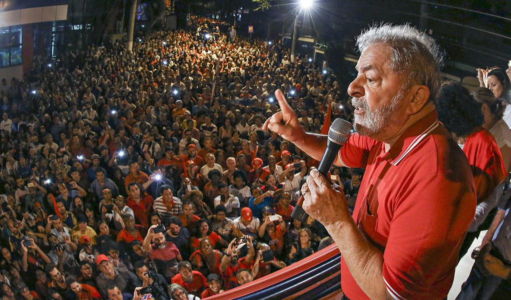Em vídeo contra o impeachment publicado nas redes sociais nesta sexta-feira 15, o ex-presidente Lula afirma que "são extraordinárias as manifestações em defesa da legalidade em todos os cantos do País" e que "elas alertam que, fora da democracia, o que vai existir é o caos e a incerteza permanente"; ele anuncia ainda que, derrotado o impeachment neste domingo 17, estará empenhado, junto com a presidente Dilma, "para que o Brasil tenha um novo modo de governar"; Lula também diz que o vice-presidente, Michel Temer, não conseguirá governar "se não tiver a legitimidade do voto popular"; assista (Foto: Gisele Federicce) Em vídeo contra o impeachment publicado nas redes sociais nesta sexta-feira 15, o ex-presidente Lula afirma que "são extraordinárias as manifestações em defesa da legalidade em todos os cantos do País" e que "elas alertam que, fora da democracia, o que vai existir é o caos e a incerteza permanente"; ele anuncia ainda que, derrotado o impeachment neste domingo 17, estará empenhado, junto com a presidente Dilma, "para que o Brasil tenha um novo modo de governar"; Lula também diz que o vice-presidente, Michel Temer, não conseguirá governar "se não tiver a legitimidade do voto popular"; assista