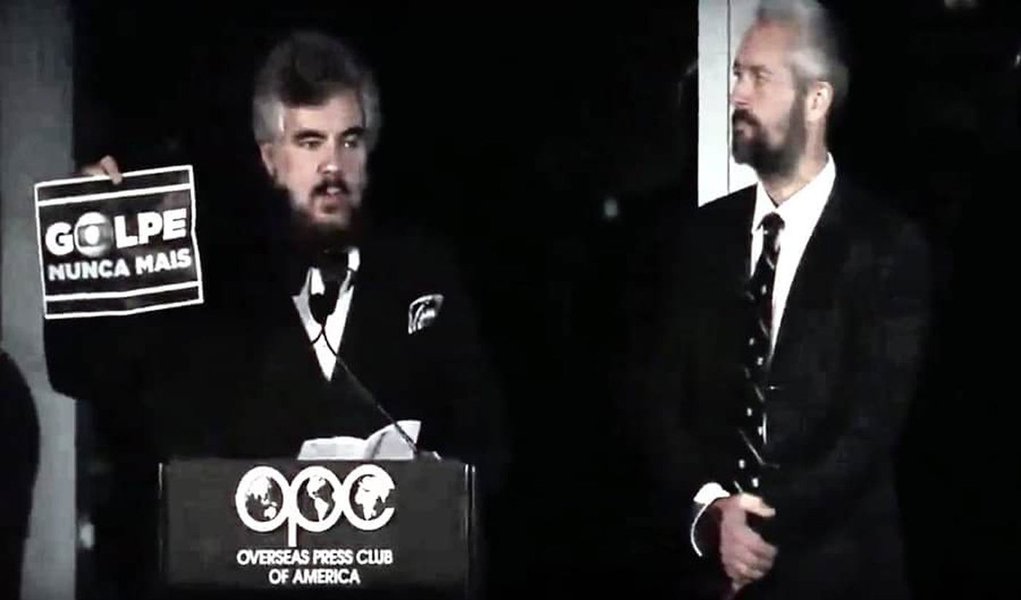 Maurício Lima, primeiro brasileiro a vencer o prêmio Pulitzer de Jornalismo, denunciou na noite dessa quinta o golpe em curso no Brasil durante a premiação da Overseas Press Club of America (OPC); com uma faixa dizendo “Golpe Nunca Mais” com o símbolo da Globo, disse: "Gostaria de expressar meu apoio a liberdade de imprensa e a Democracia, que é exatamente o que não está acontecendo no Brasil nesse momento. Sou contra o Golpe" (Foto: Roberta Namour) Maurício Lima, primeiro brasileiro a vencer o prêmio Pulitzer de Jornalismo, denunciou na noite dessa quinta o golpe em curso no Brasil durante a premiação da Overseas Press Club of America (OPC); com uma faixa dizendo “Golpe Nunca Mais” com o símbolo da Globo, disse: "Gostaria de expressar meu apoio a liberdade de imprensa e a Democracia, que é exatamente o que não está acontecendo no Brasil nesse momento. Sou contra o Golpe"
