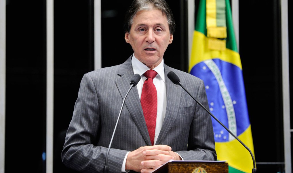 O líder do PMDB no Senado, Eunício Oliveira (PMDB-CE), disse nesta segunda (25) que o partido não vai fechar questão a respeito da votação do impeachment da presidente Dilma Rousseff; de acordo com Oliveira, no dia da votação, tanto na comissão como no plenário, haverá orientação de voto da legenda, mas os peemedebistas estarão livres para votar; “Na bancada do PMDB não fecharei questão. Não vou engessar cabeça, nem pensamento de senador. Agora, eu terei uma posição e o partido terá uma posição de encaminhando no momento oportuno”, disse (Foto: Valter Lima) O líder do PMDB no Senado, Eunício Oliveira (PMDB-CE), disse nesta segunda (25) que o partido não vai fechar questão a respeito da votação do impeachment da presidente Dilma Rousseff; de acordo com Oliveira, no dia da votação, tanto na comissão como no plenário, haverá orientação de voto da legenda, mas os peemedebistas estarão livres para votar; “Na bancada do PMDB não fecharei questão. Não vou engessar cabeça, nem pensamento de senador. Agora, eu terei uma posição e o partido terá uma posição de encaminhando no momento oportuno”, disse