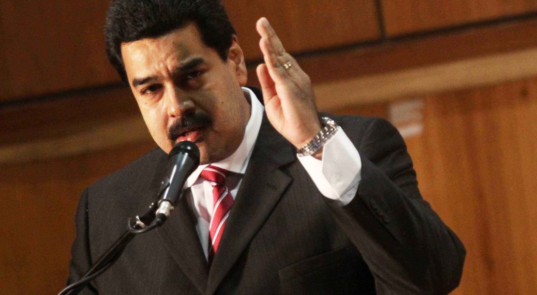 Presidente da Venezuela pediu que os trabalhadores se declarem em rebelião e iniciem uma greve geral por tempo indeterminado se a oposição chegar ao palácio presidencial de Miraflores; "Se a oligarquia, algum dia, disser algo contra mim e conseguir tomar este palácio, por uma via ou por outra, ordeno-vos - homens da classe operária - a se declararem em rebelião, a fazer uma greve geral indefinida, até conseguir a vitória", disse (Foto: Realle Palazzo-Martini) Presidente da Venezuela pediu que os trabalhadores se declarem em rebelião e iniciem uma greve geral por tempo indeterminado se a oposição chegar ao palácio presidencial de Miraflores; "Se a oligarquia, algum dia, disser algo contra mim e conseguir tomar este palácio, por uma via ou por outra, ordeno-vos - homens da classe operária - a se declararem em rebelião, a fazer uma greve geral indefinida, até conseguir a vitória", disse