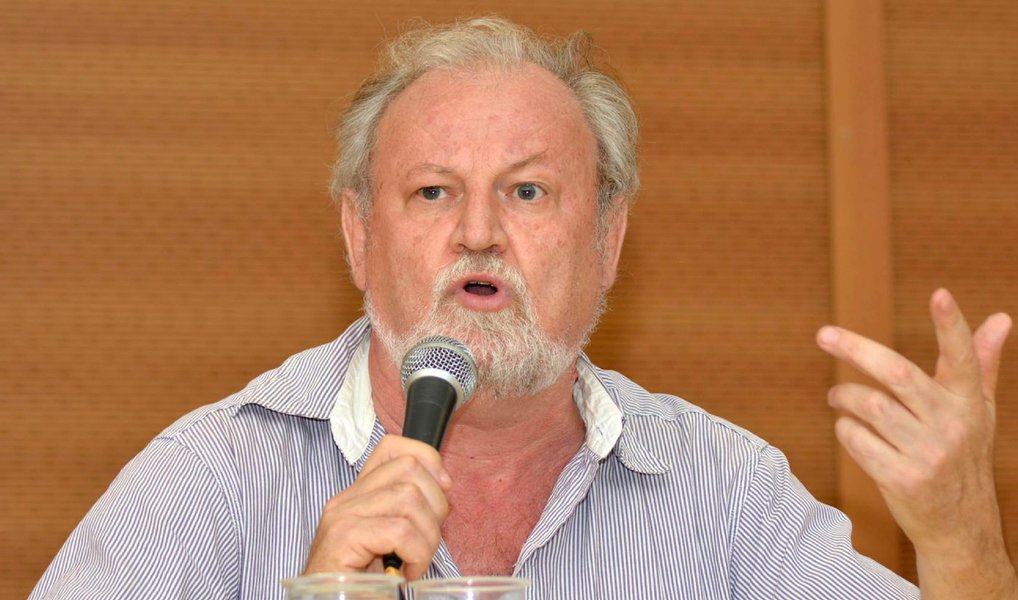 João Pedro Stédile, integrante da coordenação nacional do Movimento dos Trabalhadores Rurais Sem Terra, fez, nesta sexta (15), um duro discurso contra o processo de impeachment e propôs uma greve geral no país, caso ele passe pela Câmara no próximo domingo; "Se o impeachment for para o Senado, antes dele ser debatido lá, temos de fazer um dia de greve nacional nesse País para mostrar para a burguesia que quem produz a riqueza são os trabalhadores", afirmou; Stédile acredita que se Dilma não sofrer impeachment, "em maio começa o governo Lula 3" (Foto: Valter Lima) João Pedro Stédile, integrante da coordenação nacional do Movimento dos Trabalhadores Rurais Sem Terra, fez, nesta sexta (15), um duro discurso contra o processo de impeachment e propôs uma greve geral no país, caso ele passe pela Câmara no próximo domingo; "Se o impeachment for para o Senado, antes dele ser debatido lá, temos de fazer um dia de greve nacional nesse País para mostrar para a burguesia que quem produz a riqueza são os trabalhadores", afirmou; Stédile acredita que se Dilma não sofrer impeachment, "em maio começa o governo Lula 3"
