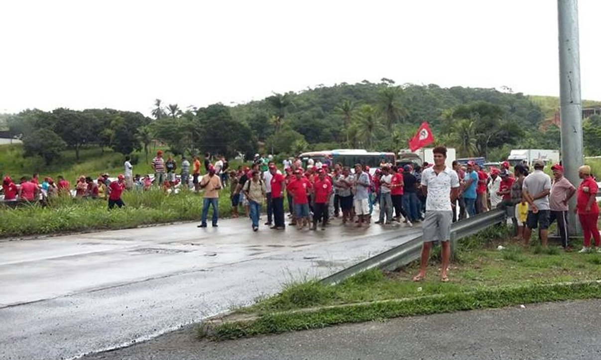 Em toda a Bahia, categorias trabalhistas participaram do Dia Nacional de Mobilização em Defesa da Democracia pela manhã e pela tarde/noite desta sexta-feira; as ações, contrárias ao processo de impeachment da presidente Dilma Rousseff, foram organizadas por integrantes da Central Única dos Trabalhadores da Bahia (CUT), movimentos como a Frente Brasil Popular e a Frente Povo Sem Medo, além de centrais sindicais; militantes fecharam algumas vias de acesso a Salvador, como a BR-324, a Avenida Paralela (que corta parte da cidade), além de rodovias em todo o estado (Foto: Romulo Faro) Em toda a Bahia, categorias trabalhistas participaram do Dia Nacional de Mobilização em Defesa da Democracia pela manhã e pela tarde/noite desta sexta-feira; as ações, contrárias ao processo de impeachment da presidente Dilma Rousseff, foram organizadas por integrantes da Central Única dos Trabalhadores da Bahia (CUT), movimentos como a Frente Brasil Popular e a Frente Povo Sem Medo, além de centrais sindicais; militantes fecharam algumas vias de acesso a Salvador, como a BR-324, a Avenida Paralela (que corta parte da cidade), além de rodovias em todo o estado