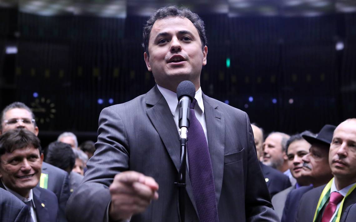 Deputado federal Glauber Braga (PSOL-RJ) diz ter recebido mensagens de todas as partes do Brasil de militantes de extrema-direita, o que o faz acreditar que seu número de telefone tenha sido repassado entre membros de algum grupo mais radicalizado; "Não darei nenhum passo atrás na militância política em defesa da democracia, e no combate à intolerância e opressão", afirmou (Foto: Paulo Emílio) Deputado federal Glauber Braga (PSOL-RJ) diz ter recebido mensagens de todas as partes do Brasil de militantes de extrema-direita, o que o faz acreditar que seu número de telefone tenha sido repassado entre membros de algum grupo mais radicalizado; "Não darei nenhum passo atrás na militância política em defesa da democracia, e no combate à intolerância e opressão", afirmou