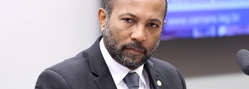 Alvo de ataques fascistas, o deputado federal baiano do PSB Bebeto Galvão explicou em nota à imprensa por que é contra o pedido de impeachment da presidente Dilma Rousseff, e lamenta que seu partido esteja "obrigando" os parlamentares a votar a favor do golpe; Bebeto afirma que suas "convicções" e suas "bases" não permitem que ele compactue com a tentativa de derrubar uma presidente da República eleita de forma legítima pelo povo (Foto: Romulo Faro) Alvo de ataques fascistas, o deputado federal baiano do PSB Bebeto Galvão explicou em nota à imprensa por que é contra o pedido de impeachment da presidente Dilma Rousseff, e lamenta que seu partido esteja "obrigando" os parlamentares a votar a favor do golpe; Bebeto afirma que suas "convicções" e suas "bases" não permitem que ele compactue com a tentativa de derrubar uma presidente da República eleita de forma legítima pelo povo