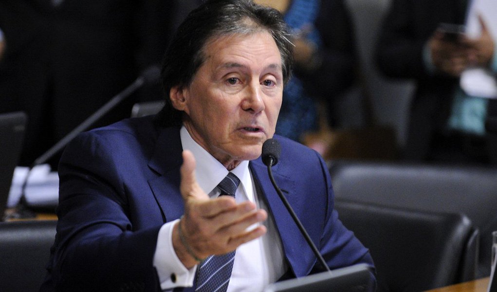 Certo de que a abertura do processo de impeachment pela Câmara é irreversível, o PMDB do vice Michel Temer já indica que a relatoria do parecer no Senado deve ser confiada ao líder Eunício de Oliveira (PMDB-CE); Renan Calheiros promete não impor dificuldades à tramitação, segundo a colunista Natuza Nery; Estima-se em 15 dias o prazo para o início do julgamento, quando a presidente teria de ser afastada (Foto: Roberta Namour) Certo de que a abertura do processo de impeachment pela Câmara é irreversível, o PMDB do vice Michel Temer já indica que a relatoria do parecer no Senado deve ser confiada ao líder Eunício de Oliveira (PMDB-CE); Renan Calheiros promete não impor dificuldades à tramitação, segundo a colunista Natuza Nery; Estima-se em 15 dias o prazo para o início do julgamento, quando a presidente teria de ser afastada