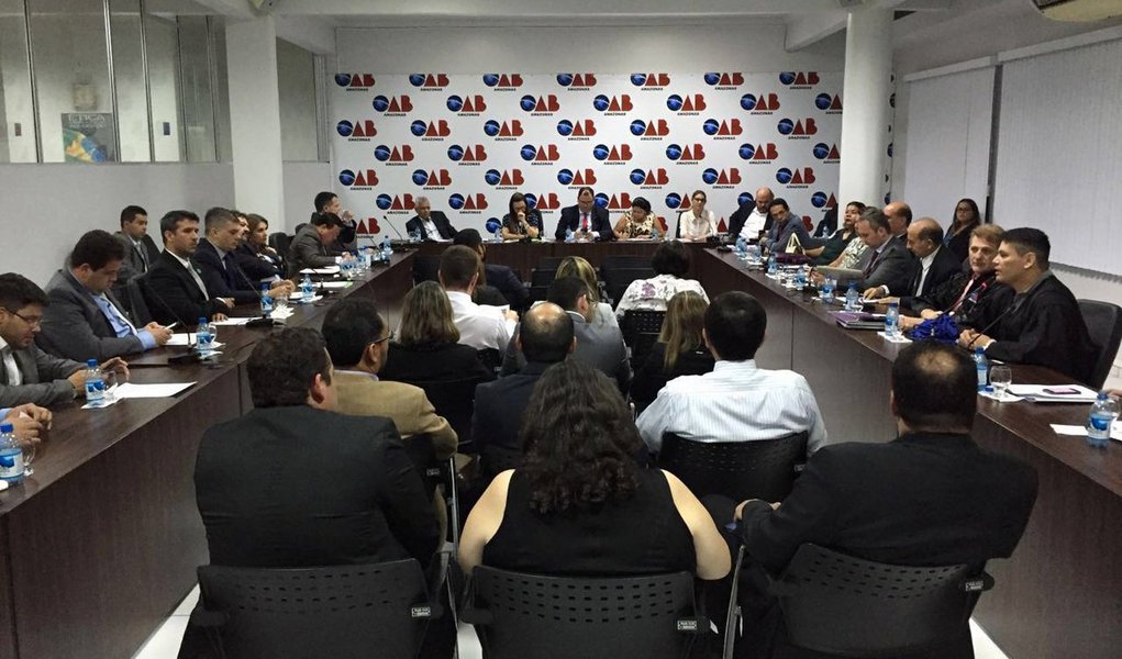 'Somos vinculados aos princípios fundantes da República e por tal obrigatoriedade nossa primeira posição deve ser a defesa do Estado Democrático de Direito', diz nota dos integrantes da Seccional OAB/AM; "especialmente em um momento em que a institucionalidade democrática parece ter suas bases abaladas por uma polarização política agressiva, alimentada por parte das forças insatisfeitas com a condução do país nos últimos tempos, as quais, presentes tanto no âmbito político quanto em órgãos estatais e na mídia, optam por posturas sem legitimidade na soberania popular para fazer prevalecer sua vontade" (Foto: Roberta Namour) 'Somos vinculados aos princípios fundantes da República e por tal obrigatoriedade nossa primeira posição deve ser a defesa do Estado Democrático de Direito', diz nota dos integrantes da Seccional OAB/AM; "especialmente em um momento em que a institucionalidade democrática parece ter suas bases abaladas por uma polarização política agressiva, alimentada por parte das forças insatisfeitas com a condução do país nos últimos tempos, as quais, presentes tanto no âmbito político quanto em órgãos estatais e na mídia, optam por posturas sem legitimidade na soberania popular para fazer prevalecer sua vontade"